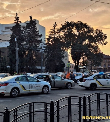 Аварія в центрі Луцька: зіштовхнулися тролейбус та два легковики