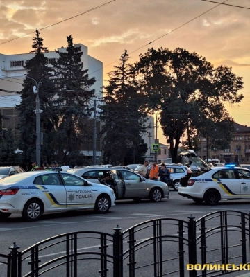 У центрі Луцька зіштовхнулися тролейбус і два легковики