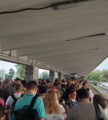 Из-за закрытия метро с левого берега на правый и тревогу образовались гигантские очереди, фото и видео