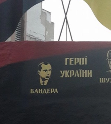 У Черкасах облили монумент Бандері та Шухевичу