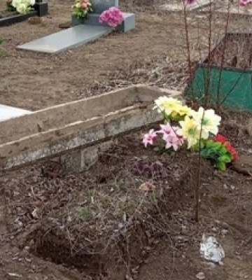 У Луцькому районі молодик познущався з могил на кладовищі