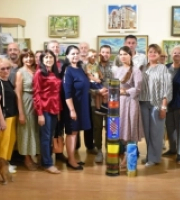 На Кіровоградщині Музей мистецтв одержав у подарунок розписані тубус та гільзу