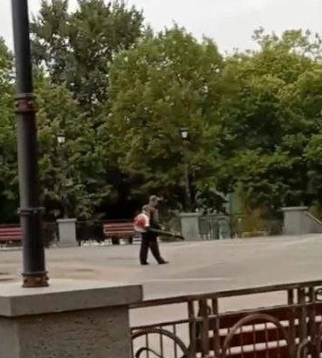 КП "Миколаївські парки" дивують своєю винахідливістю: комунальники при посиленому вітрі вітродуйками здувають листя (ВІДЕО)