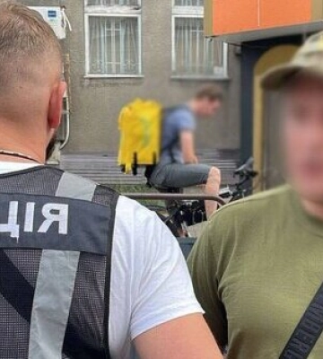 У Києві затримали квартирних крадіїв: Один із них маскувався під військового. ФОТО