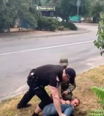 Перевіряють дії поліцейського, який разом з працівниками ТЦК  у Луцьку затримав 22-річного чоловіка