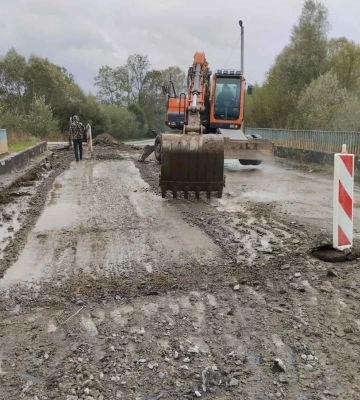 На Львівщині розпочали ремонт аварійного мосту. Фото