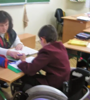 Київ запровадив нову соціальну послугу супроводу під час інклюзивного навчання