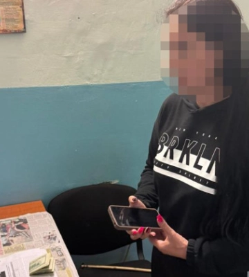 За $1 тис. обіцяла місце для поховання: на хабарі затримали працівницю Південного кладовища Києва. Фото