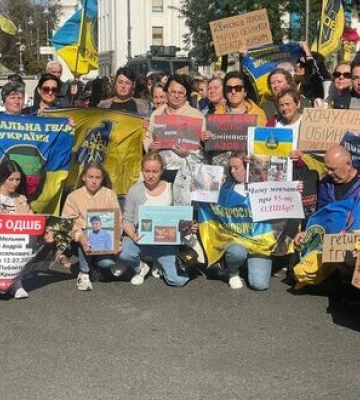У Києві відбулася акція на підтримку полонених та зниклих безвісти захисників Маріуполя. ФОТОрепортаж