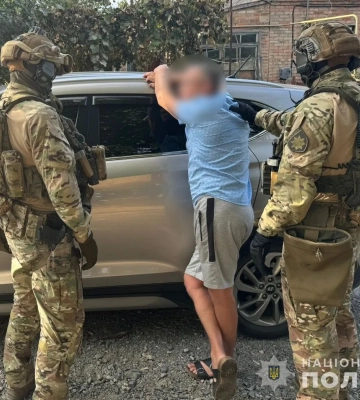 У Кропивницькому СБУ затримала організатора злочинної групи, який вимагав мільйони гривень у родичів загиблих воїнів