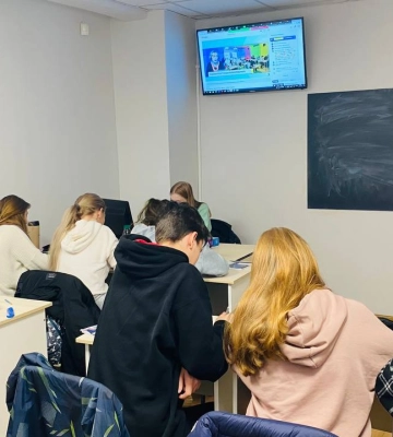 Скандал у приватному ліцеї Дніпра: директорка обматюкала учнів російською мовою