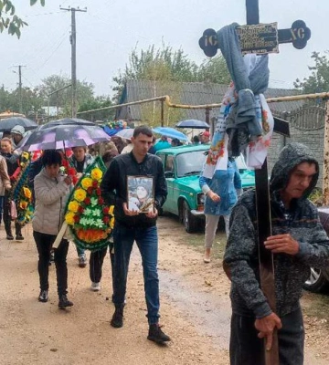 На Херсонщині попрощалися з військовим Денисом Шинкаренком