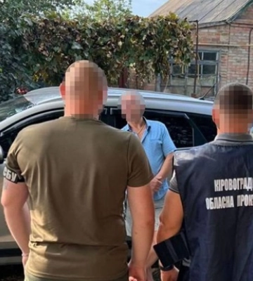 У Кропивницькому СБУ затримала організатора злочинної групи, який вимагав мільйони гривень у родичів загиблих воїнів