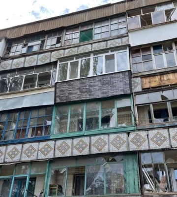 Ворог вдарив дроном по Нікополю: двоє поранених, пошкоджена адмінбудівля