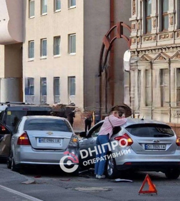 "Ford" влетів у "Chevrolet": в центрі Дніпра сталася серйозна ДТП