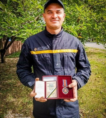 Президент України нагородив орденом одеського рятувальника