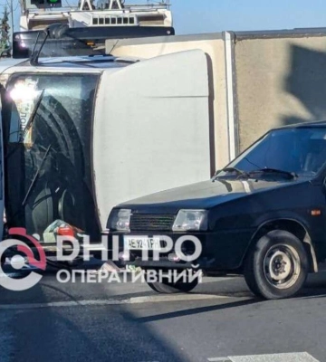 У Дніпрі на Набережній Заводській перекинулася вантажівка: рух ускладнений 