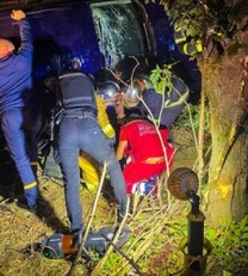 В Киевской области перевернулось авто: спасатели деблокировали пассажиров