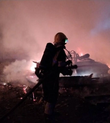 У Сарнах згоріли дві господарські будівлі та авто