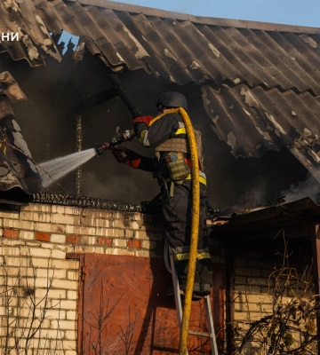 У Сумах рятувальники ліквідували масштабну пожежу на дачах, яку спричинив ворожий обстріл