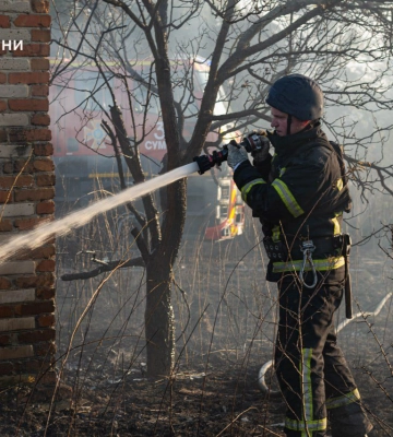 Рятувальники показали, як гасили пожежу у садовому кооперативі Сумської громади після ворожого удару