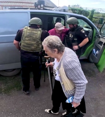 Поліція показала кадри евакуації людей похилого віку з Селидового
