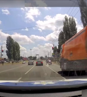 У Черкасах водій в’їхав у припаркований автомобіль та втік
