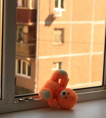 В Одесі чотирирічна дитина випала з п&#039;ятого поверху через безвідповідальність дорослих