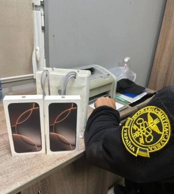 Чернівецькі митники вилучили перші контрабандні IPhone 16