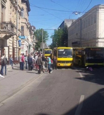 У Львові автобус наїхав на пішохода