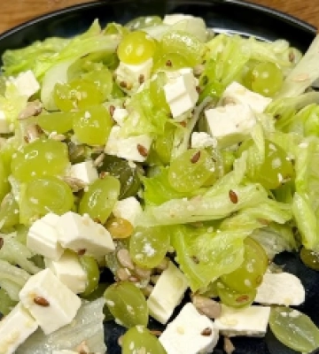 Легкий и невероятно вкусный салат с виноградом и виноградом