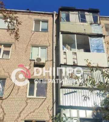 Вибиті вікна та потрощені автівки: з'явилися перші кадри з місця ворожого обстрілу Дніпра