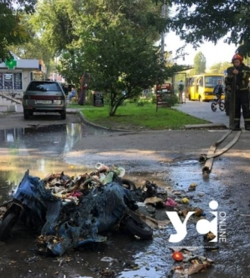 В Одесі біля зупинки транспорту загорівся сміттєвий бак
