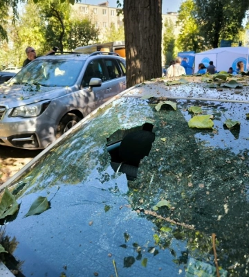 Комунальники Дніпра всю ніч працювали на місці ракетного удару рф
