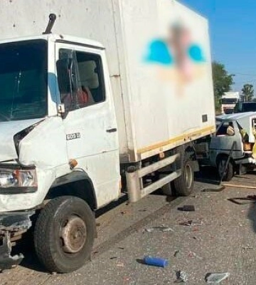На Полтавщині легковик опинився між двома вантажівками після зіткнення на зустрічній смузі