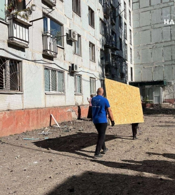 Комунальники Дніпра всю ніч працювали на місці ракетного удару рф