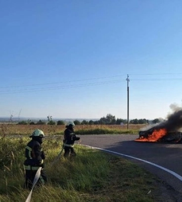 На Волині посеред дороги загорівся автомобіль 