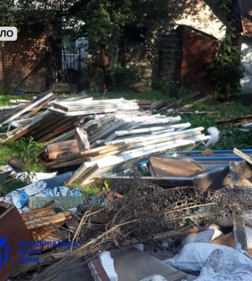 Вікна, двері та стільці: у дворі Рівного виявили звалище