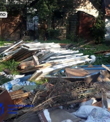 Вікна, двері, стільці: у дворі Рівного знайшли купу сміття