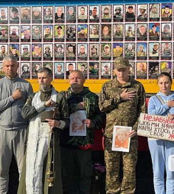 Криворожане почтили погибших в войне России против Украины минутой молчания