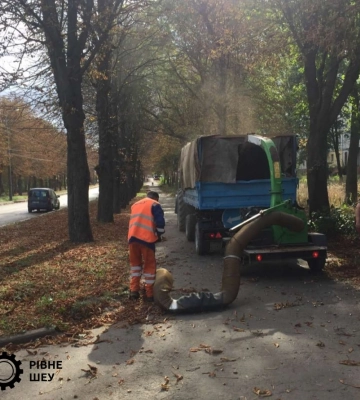 Рівненські комунальники вивозитимуть опале листя до кладовища