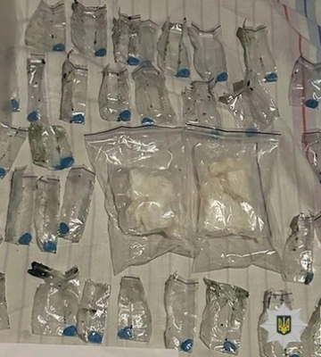 У Києві затримали наркозбувачів, які маскували заборонені речовини під солодощі (ФОТО)