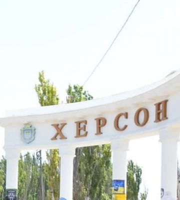 Окупанти вдарили безпілотником по Херсону: поранили чоловіка