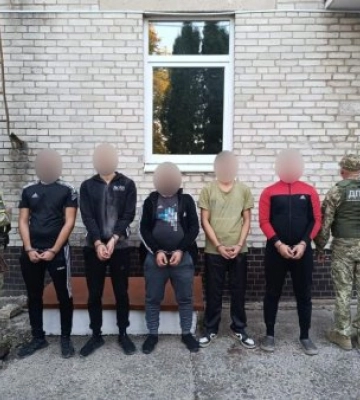 П’ятьох правопорушників, які намагалися поза пунктами пропуску потрапити в Румунію затримали прикордонники