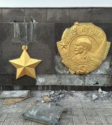В Одесі активісти намагалися демонтувати орден Леніна, але завадила поліція