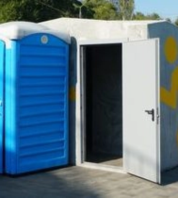 У Дніпрі вандали вирвали двері з безкоштовного біотуалету на житломасиві Перемога