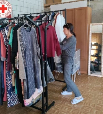 У місті на Одещині запрацював “Банк одягу” від Червоного Хреста