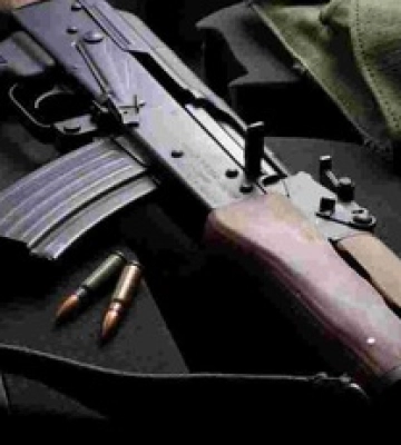 В Киевской области мужчина устроил стрельбу из автомата в магазине