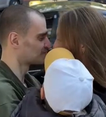 До сліз: на Волині звільнений з полону захисник зустрівся із сім&#039;єю