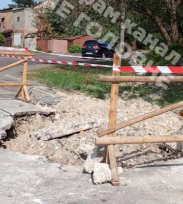 На вулиці у Рівному провалився кусок дороги